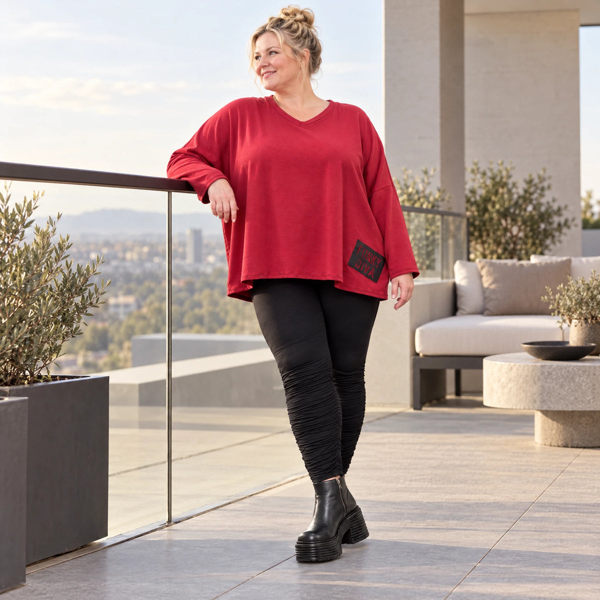 Rotes Langarmshirt aus weichem Stretchjersey mit V-Ausschnitt und kastiger Passform