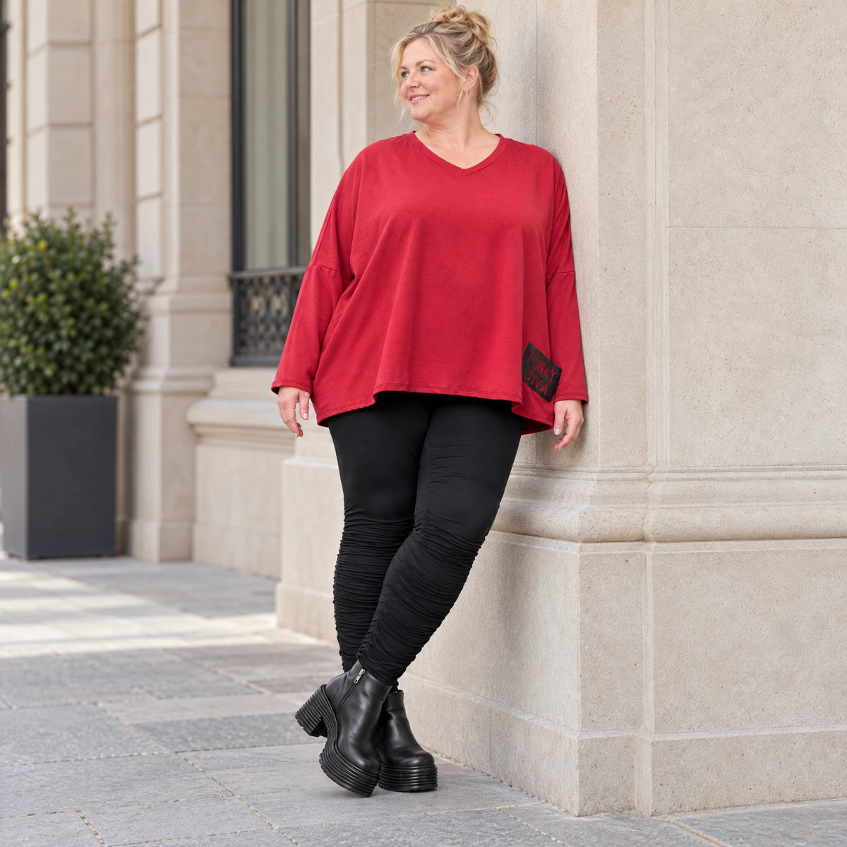 Rotes Langarmshirt aus weichem Stretchjersey mit V-Ausschnitt und kastiger Passform