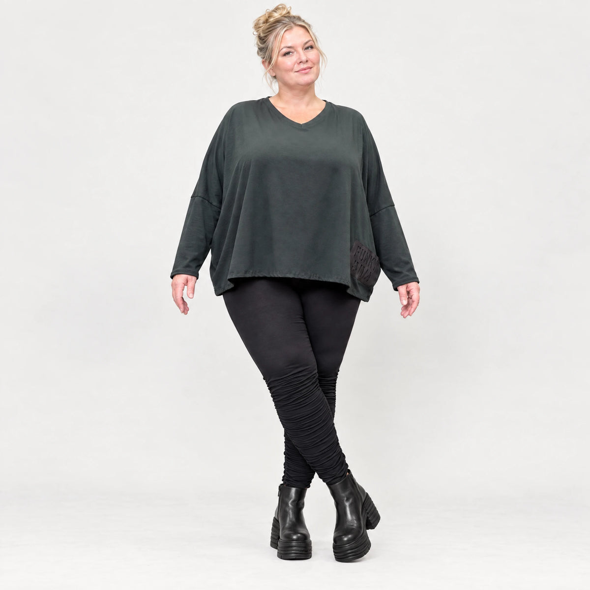 Schwarzes Langarmshirt aus weichem Stretchjersey mit kastigem Schnitt und V-Ausschnitt