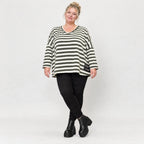 Kastiges Langarmshirt in Creme/Dunkelgrün aus weichem Stretchjersey mit V-Ausschnitt