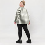 Kastiges Langarmshirt in Creme/Dunkelgrün aus weichem Stretchjersey mit V-Ausschnitt
