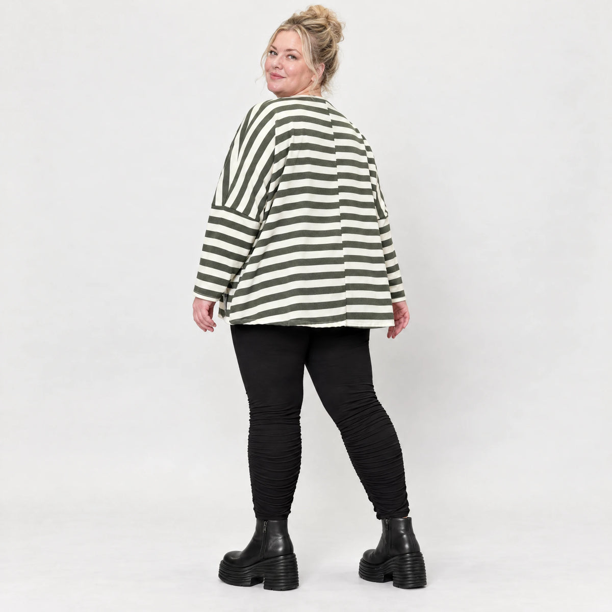 Kastiges Langarmshirt in Creme/Dunkelgrün aus weichem Stretchjersey mit V-Ausschnitt