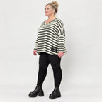 Kastiges Langarmshirt in Creme/Dunkelgrün aus weichem Stretchjersey mit V-Ausschnitt