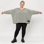 Kastiges Langarmshirt in Creme/Dunkelgrün aus weichem Stretchjersey mit V-Ausschnitt