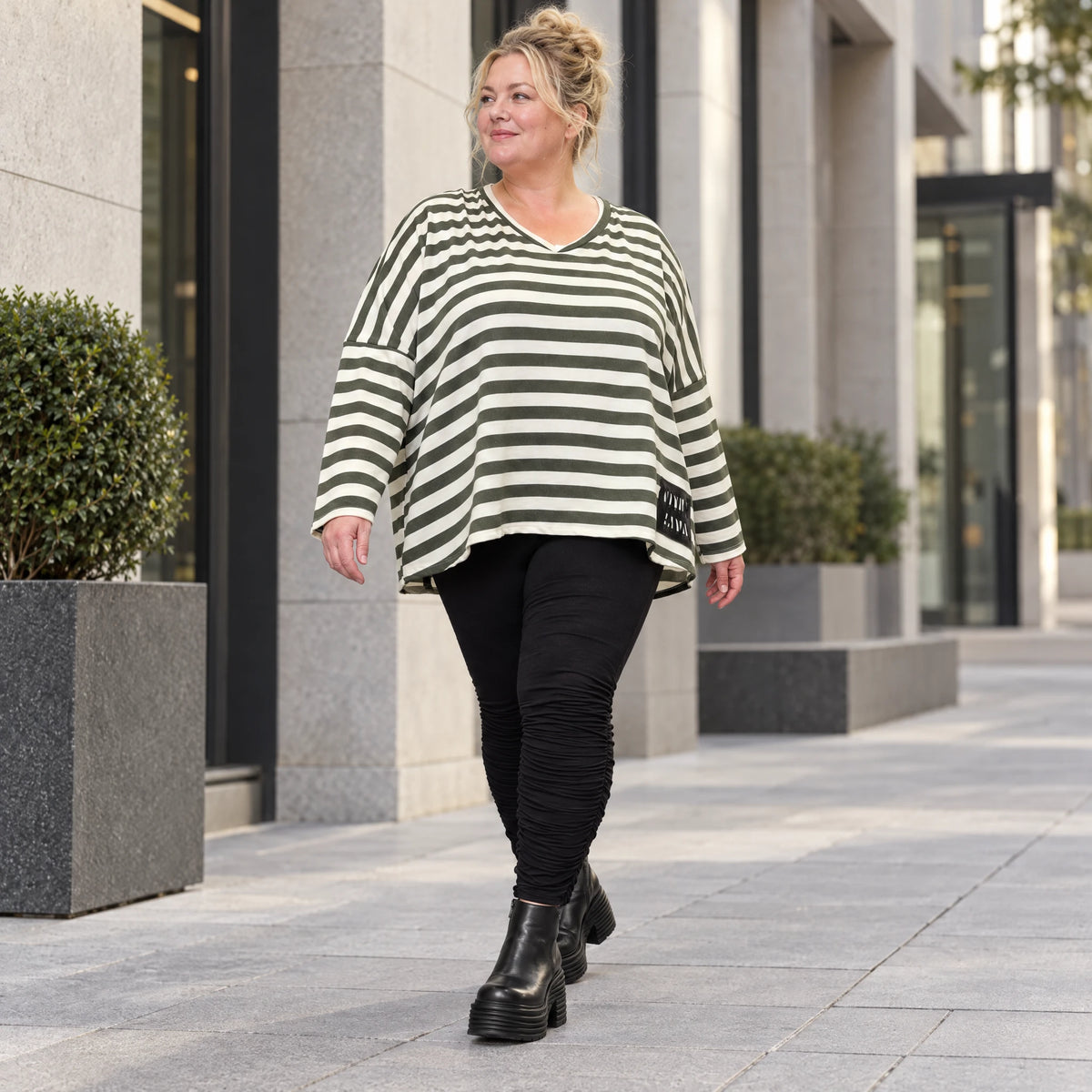Kastiges Langarmshirt in Creme/Dunkelgrün aus weichem Stretchjersey mit V-Ausschnitt