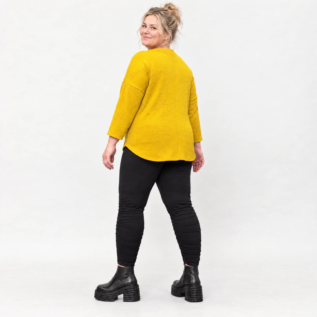 Flauschiges Feinstrickshirt in sonnigem Gelb mit Rundhals und aufgesetzten Taschen