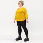Flauschiges Feinstrickshirt in sonnigem Gelb mit Rundhals und aufgesetzten Taschen