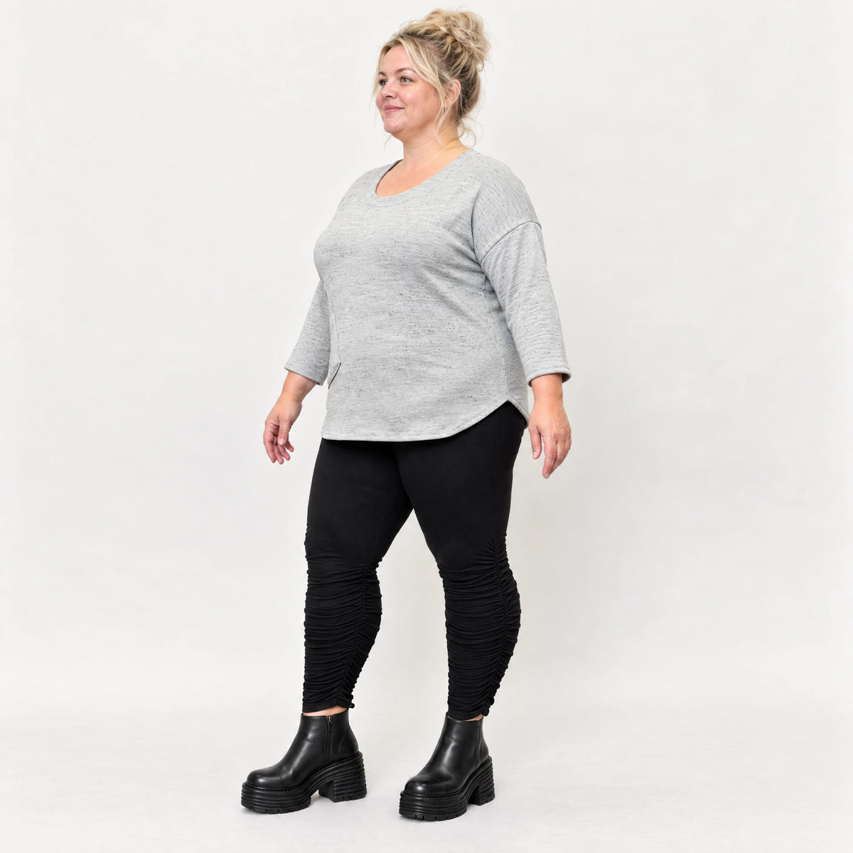 Langarmshirt in Grau/Schwarz aus weichem Flauschgarn mit Rundhalsausschnitt und Taschen