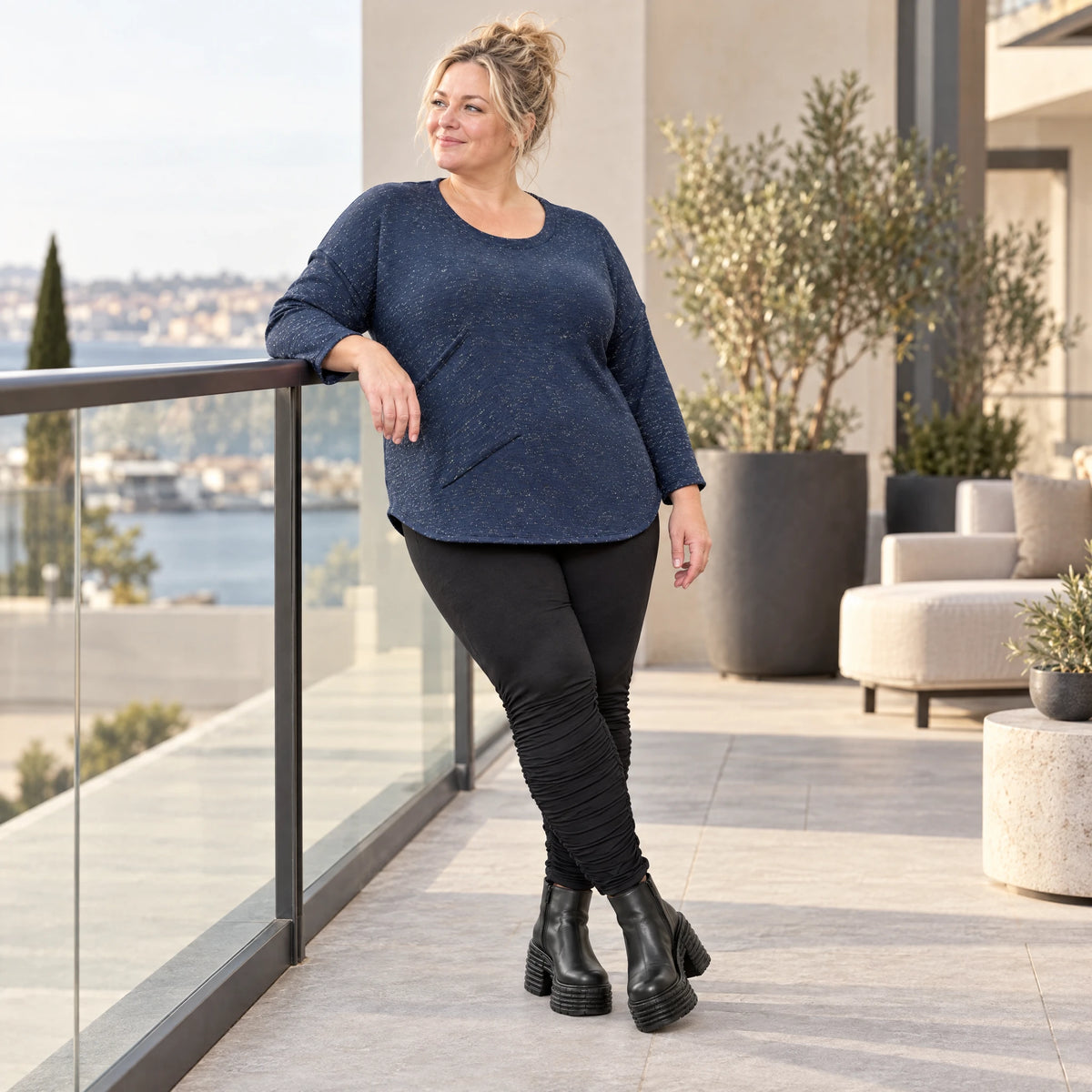 Feinstrickshirt in Blau/Weiß meliert mit Rundhalsausschnitt und aufgesetzten Taschen