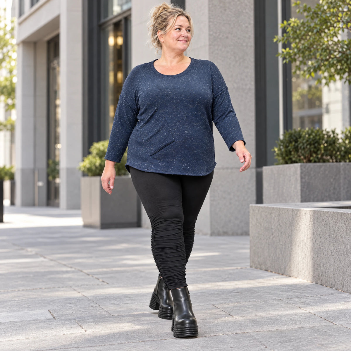 Feinstrickshirt in Blau/Weiß meliert mit Rundhalsausschnitt und aufgesetzten Taschen