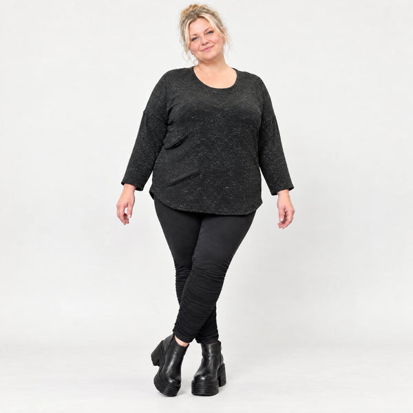 Feinstrickshirt aus Italien in Schwarz/Weiß mit flauschigem Garn und aufgesetzten Taschen