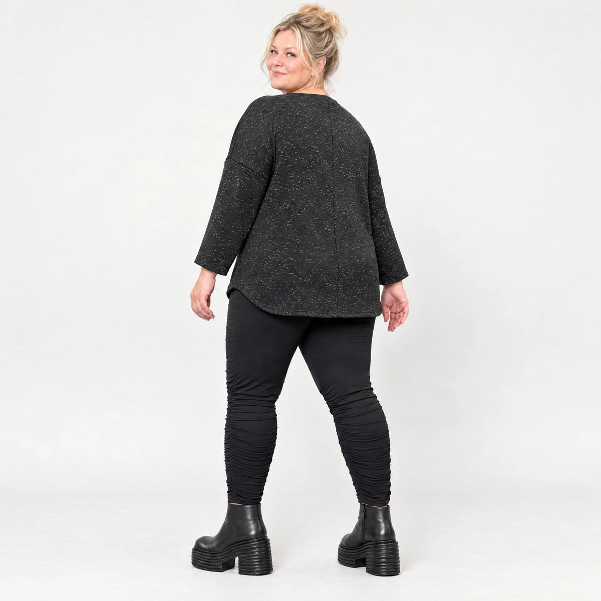Feinstrickshirt aus Italien in Schwarz/Weiß mit flauschigem Garn und aufgesetzten Taschen
