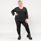 Feinstrickshirt aus Italien in Schwarz/Weiß mit flauschigem Garn und aufgesetzten Taschen