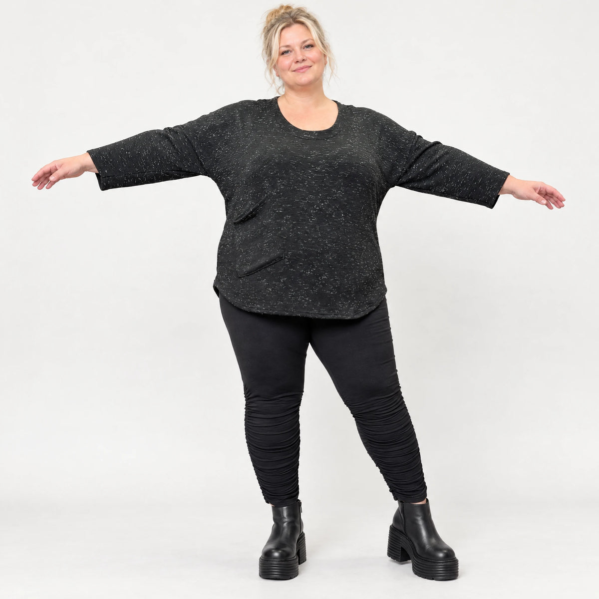 Feinstrickshirt aus Italien in Schwarz/Weiß mit flauschigem Garn und aufgesetzten Taschen