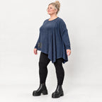 Asymmetrisches Langarmshirt in Blau/Weiß aus flauschigem Strick mit lässigem Zipfelsaum
