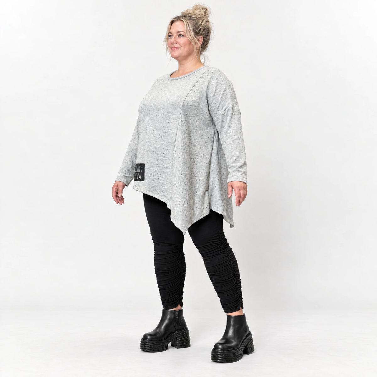 Feinstrickshirt in Grau/Schwarz mit asymmetrischem Zipfelsaum und Flauschgarnoptik