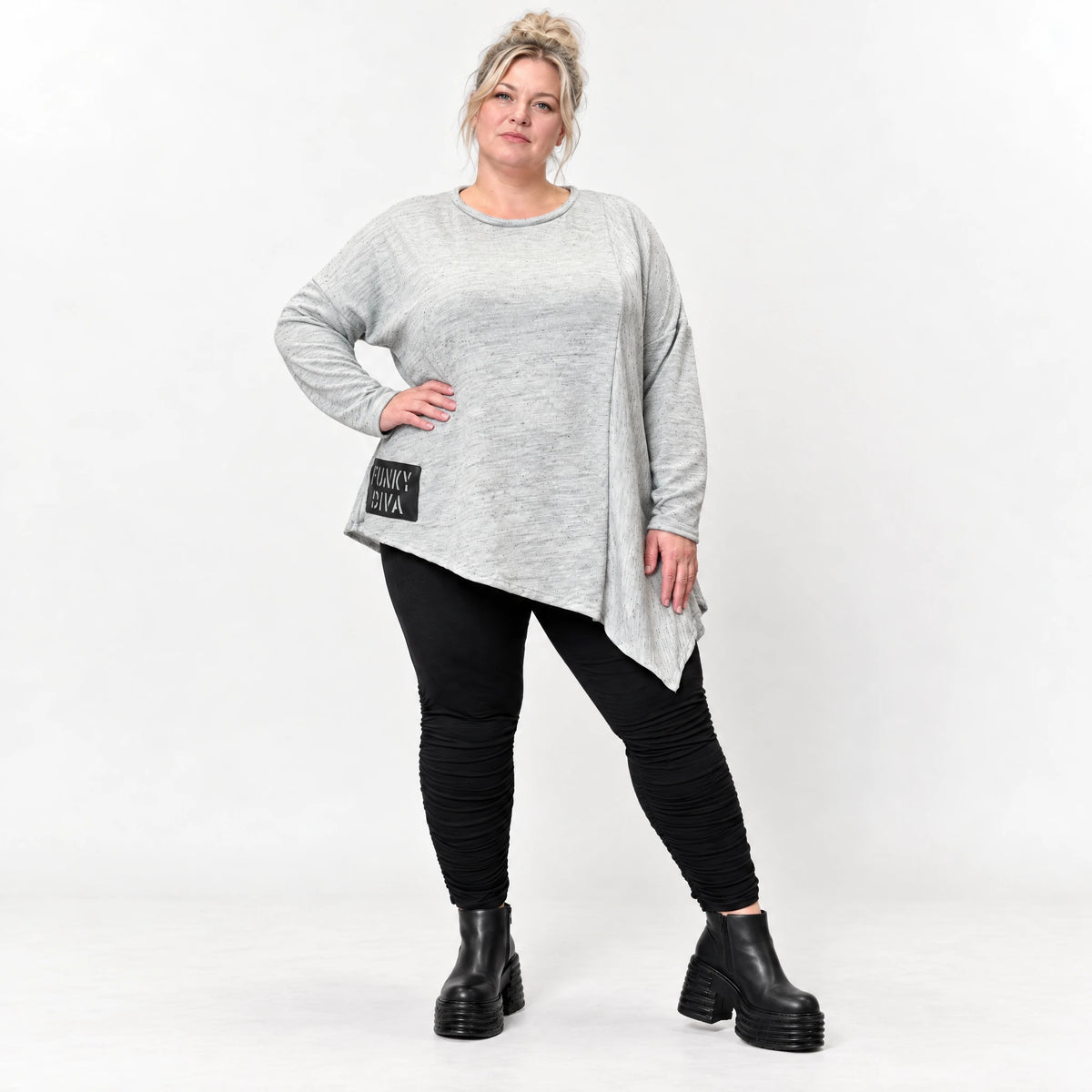 Feinstrickshirt in Grau/Schwarz mit asymmetrischem Zipfelsaum und Flauschgarnoptik
