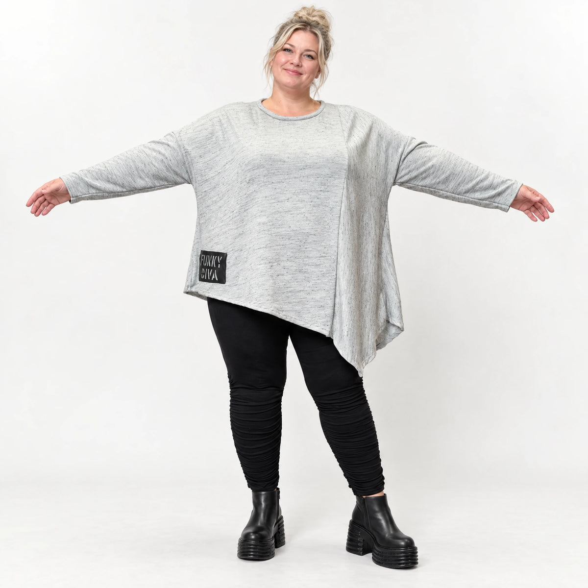 Feinstrickshirt in Grau/Schwarz mit asymmetrischem Zipfelsaum und Flauschgarnoptik