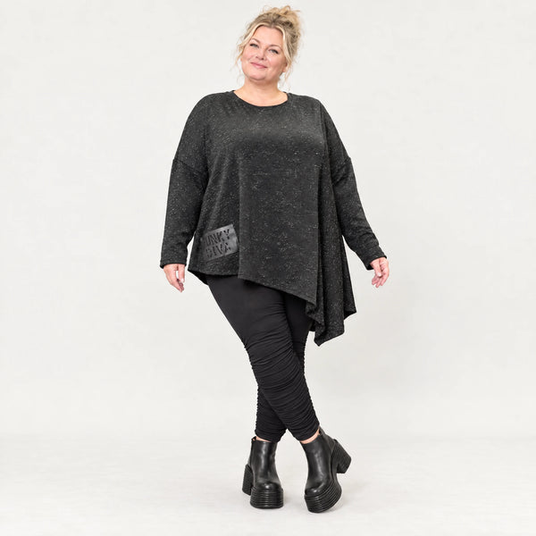 Strickshirt in Schwarz/Weiß mit asymmetrischem Zipfelsaum aus weichem Flauschgarn