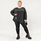 Strickshirt in Schwarz/Weiß mit asymmetrischem Zipfelsaum aus weichem Flauschgarn