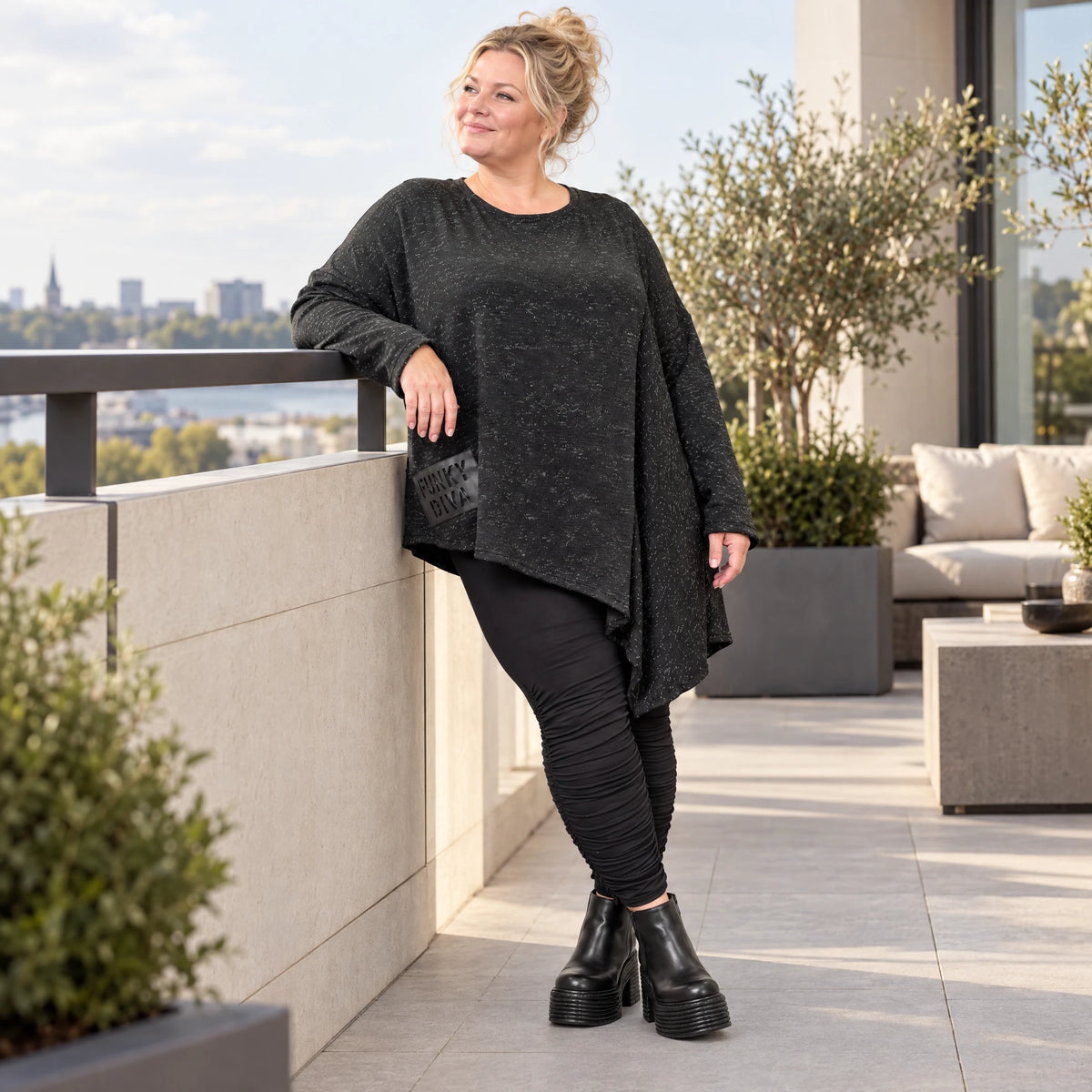 Strickshirt in Schwarz/Weiß mit asymmetrischem Zipfelsaum aus weichem Flauschgarn