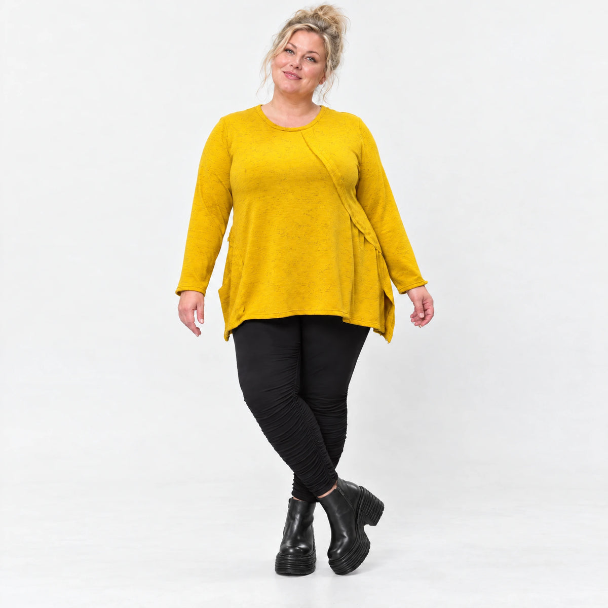 Gelbes Feinstrickshirt in A-Linie mit Reißverschluss am Ausschnitt und flauschigem Garn