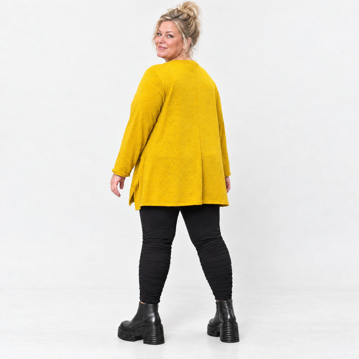 Gelbes Feinstrickshirt in A-Linie mit Reißverschluss am Ausschnitt und flauschigem Garn