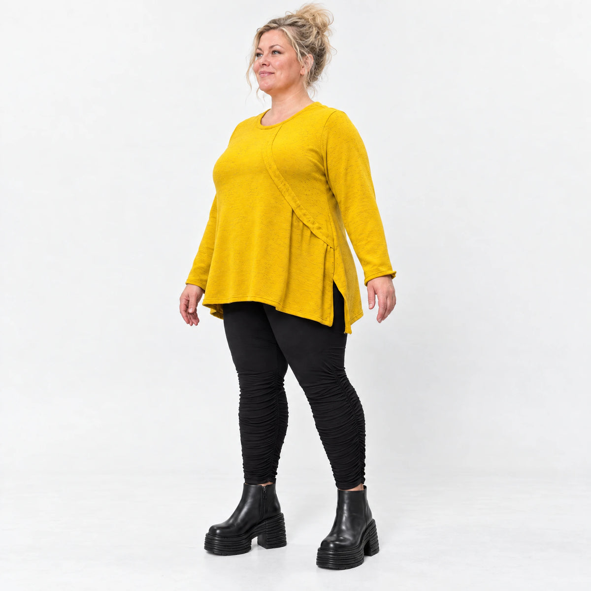 Gelbes Feinstrickshirt in A-Linie mit Reißverschluss am Ausschnitt und flauschigem Garn