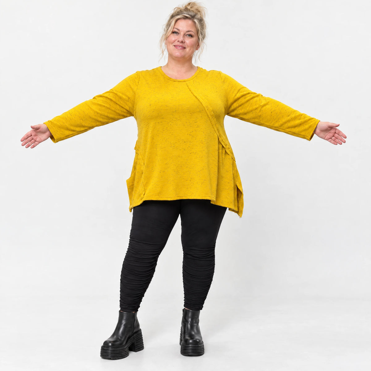Gelbes Feinstrickshirt in A-Linie mit Reißverschluss am Ausschnitt und flauschigem Garn