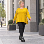 Gelbes Feinstrickshirt in A-Linie mit Reißverschluss am Ausschnitt und flauschigem Garn