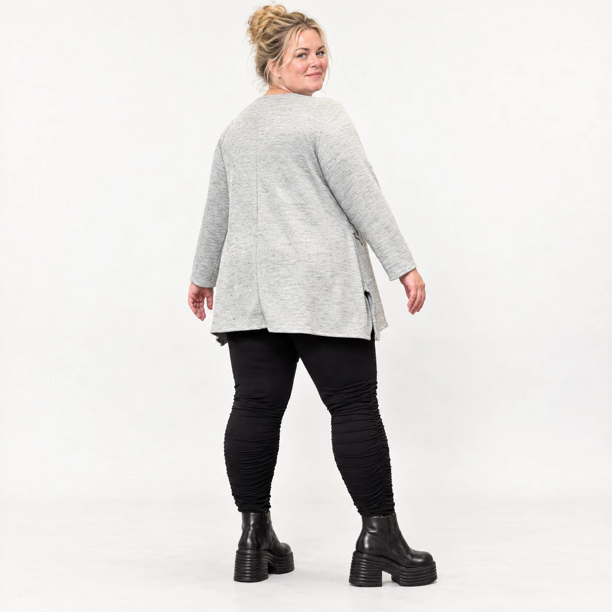 Langarmshirt in Grau/Schwarz aus flauschigem Feinstrick mit A-Linie und Rundhalsausschnitt