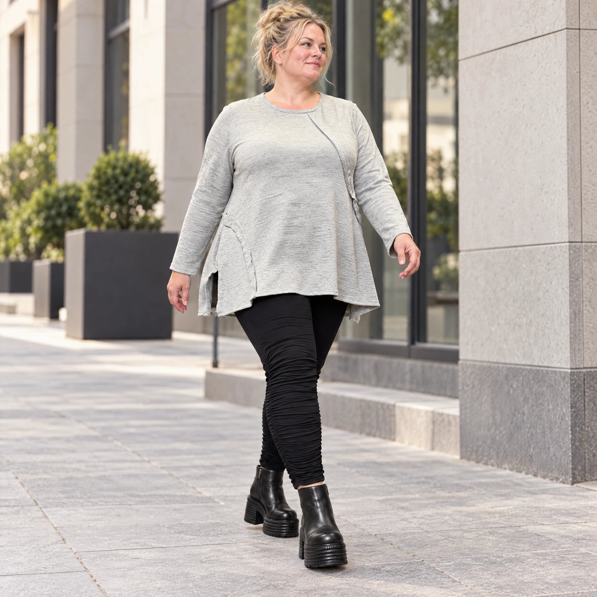 Langarmshirt in Grau/Schwarz aus flauschigem Feinstrick mit A-Linie und Rundhalsausschnitt
