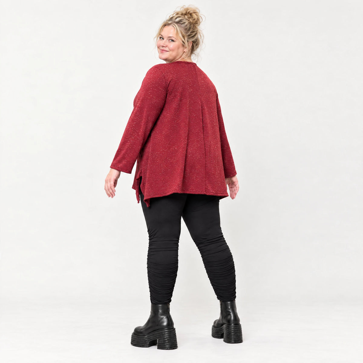 Flauschiges Feinstrickshirt in Rot/Weiß mit Rundhalsausschnitt und A-Linie aus Italien