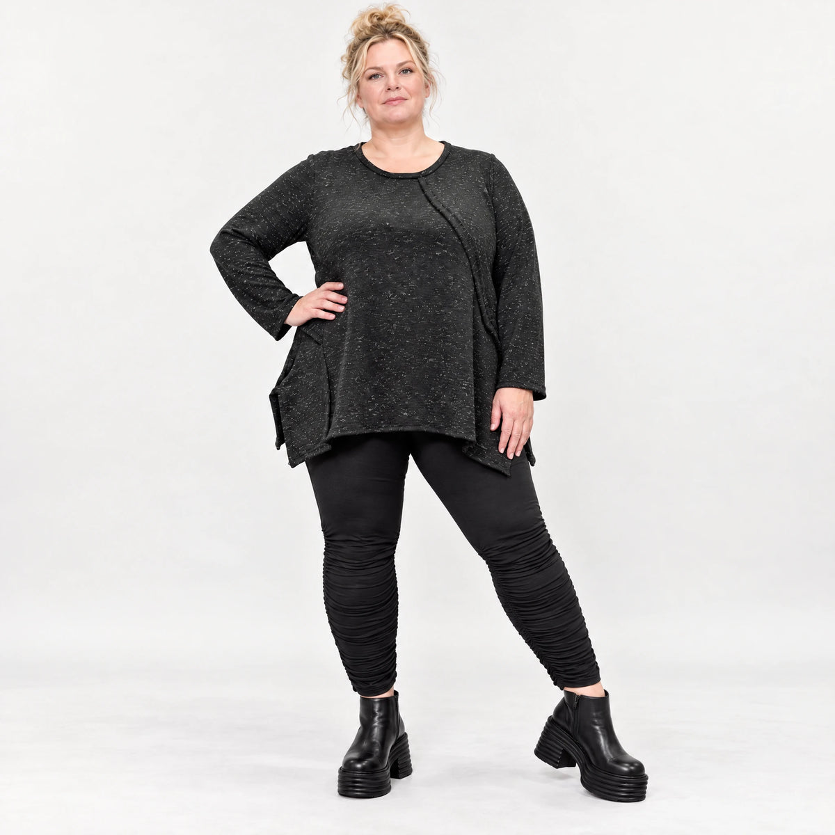 Kuscheliges Feinstrickshirt in Schwarz/Weiß meliert mit fließender A-Linie und Faltennaht