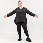 Kuscheliges Feinstrickshirt in Schwarz/Weiß meliert mit fließender A-Linie und Faltennaht