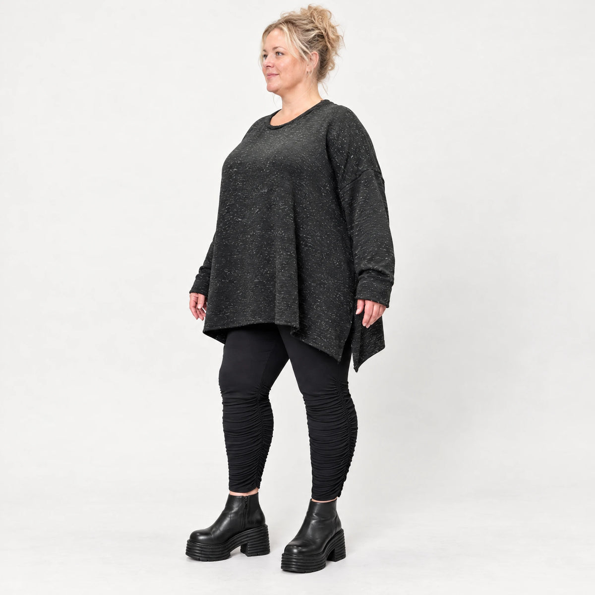 Feinstrickshirt in Schwarz/Weiß meliert mit fließender A-Linie und Seitenschlitzen am Saum