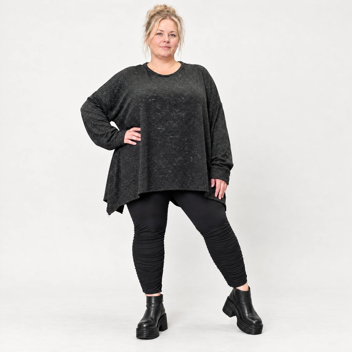 Feinstrickshirt in Schwarz/Weiß meliert mit fließender A-Linie und Seitenschlitzen am Saum