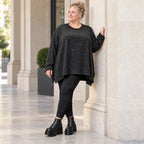 Feinstrickshirt in Schwarz/Weiß meliert mit fließender A-Linie und Seitenschlitzen am Saum