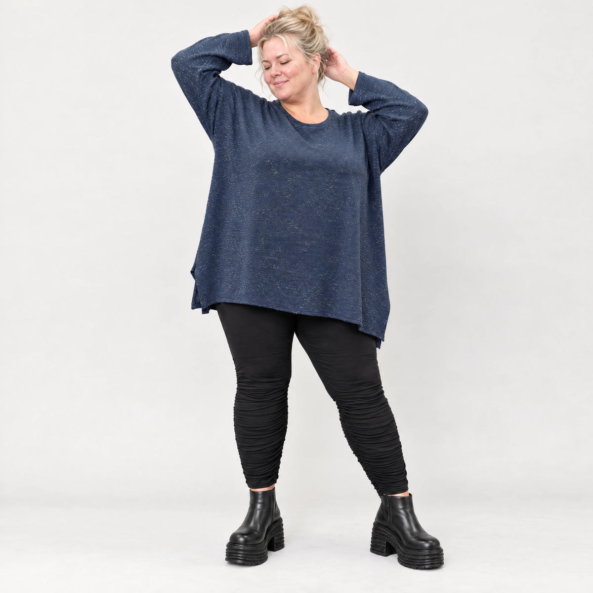 Langarmshirt aus flauschigem Feinstrick in Blau/Weiß mit A-Linie und Rundhalsausschnitt