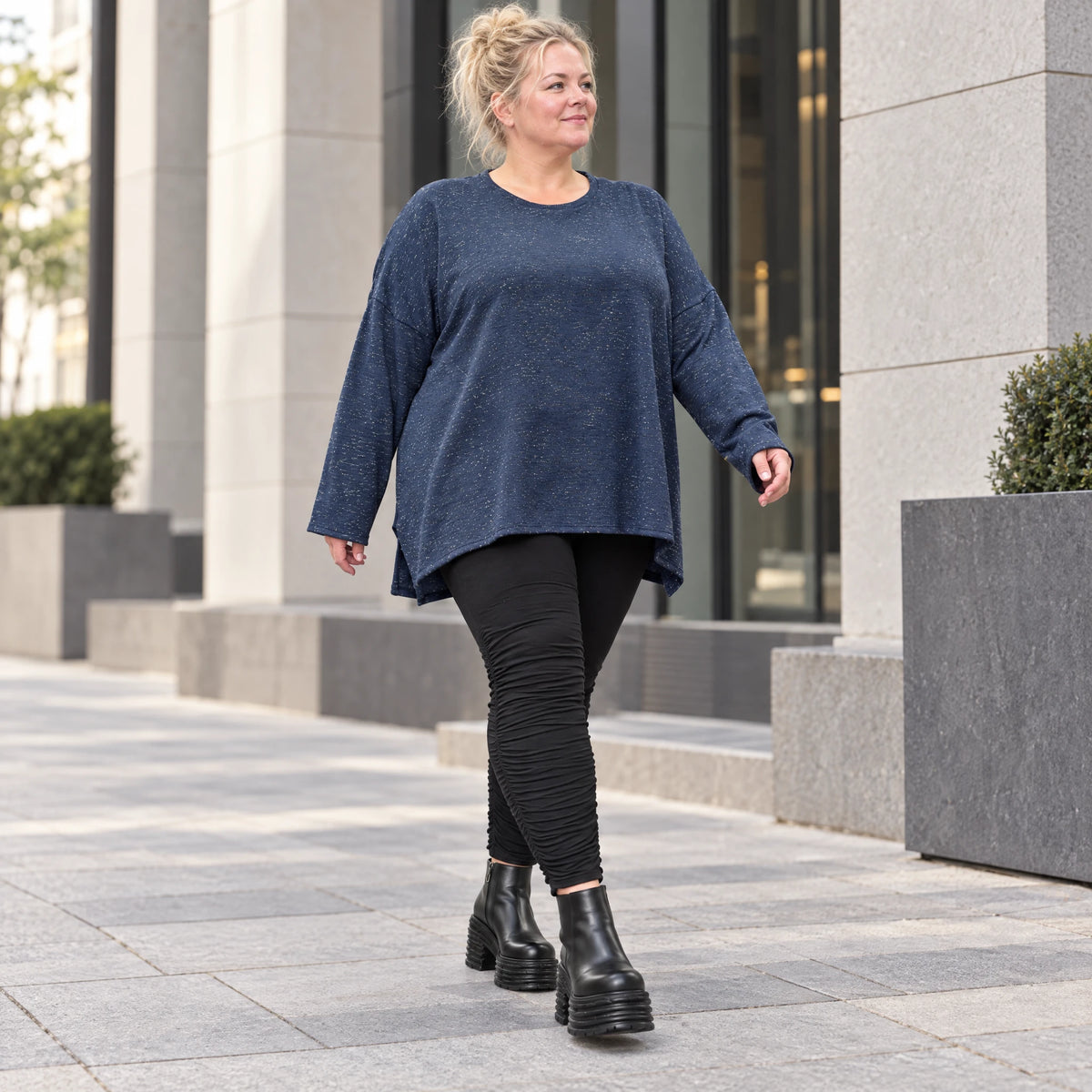 Langarmshirt aus flauschigem Feinstrick in Blau/Weiß mit A-Linie und Rundhalsausschnitt