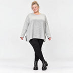 Kuscheliges Feinstrickshirt in Grau/Schwarz Melange mit fließender A-Linie aus Italien
