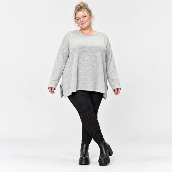 Kuscheliges Feinstrickshirt in Grau/Schwarz Melange mit fließender A-Linie aus Italien