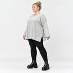 Kuscheliges Feinstrickshirt in Grau/Schwarz Melange mit fließender A-Linie aus Italien
