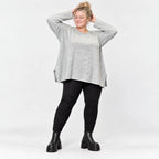 Kuscheliges Feinstrickshirt in Grau/Schwarz Melange mit fließender A-Linie aus Italien