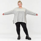 Kuscheliges Feinstrickshirt in Grau/Schwarz Melange mit fließender A-Linie aus Italien