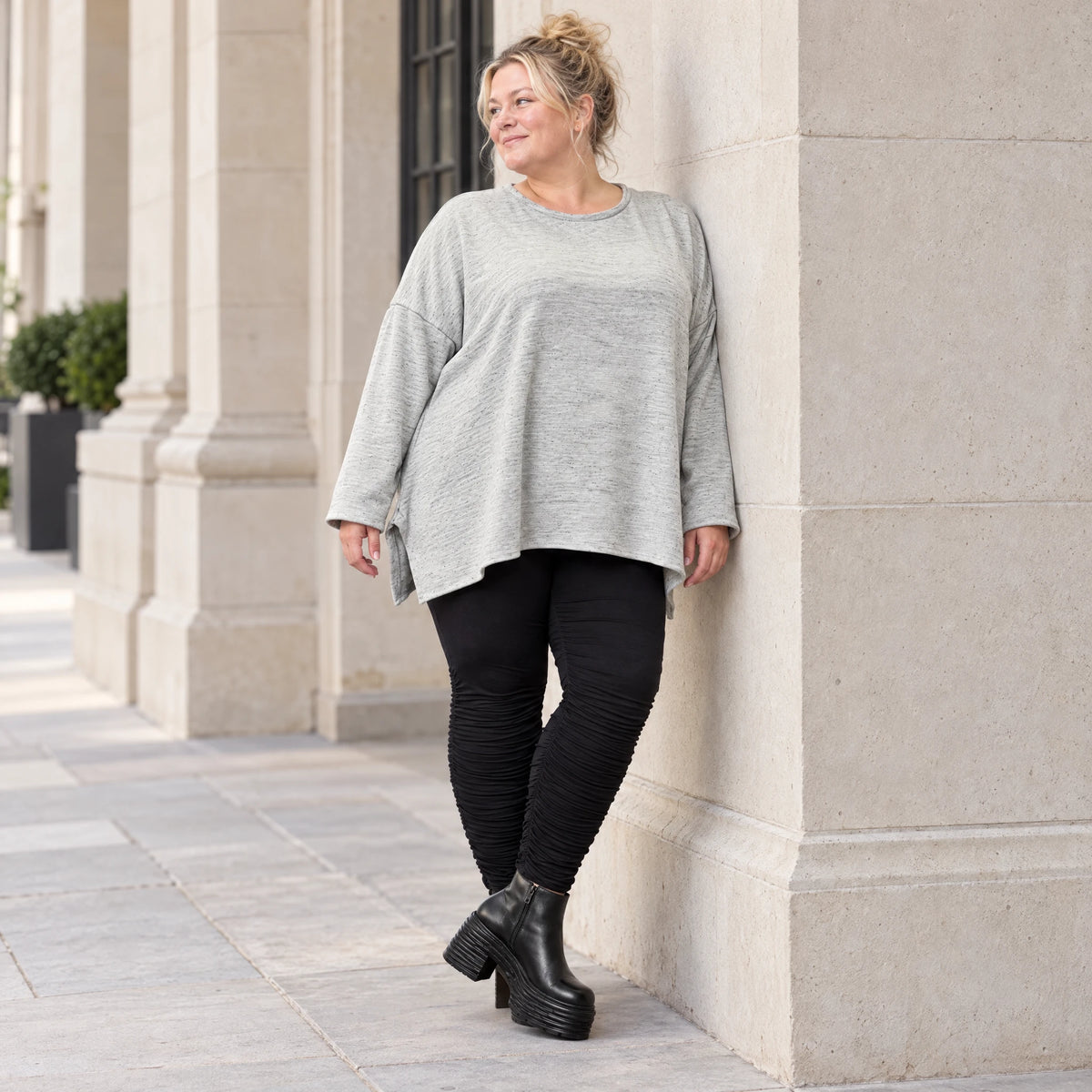 Kuscheliges Feinstrickshirt in Grau/Schwarz Melange mit fließender A-Linie aus Italien