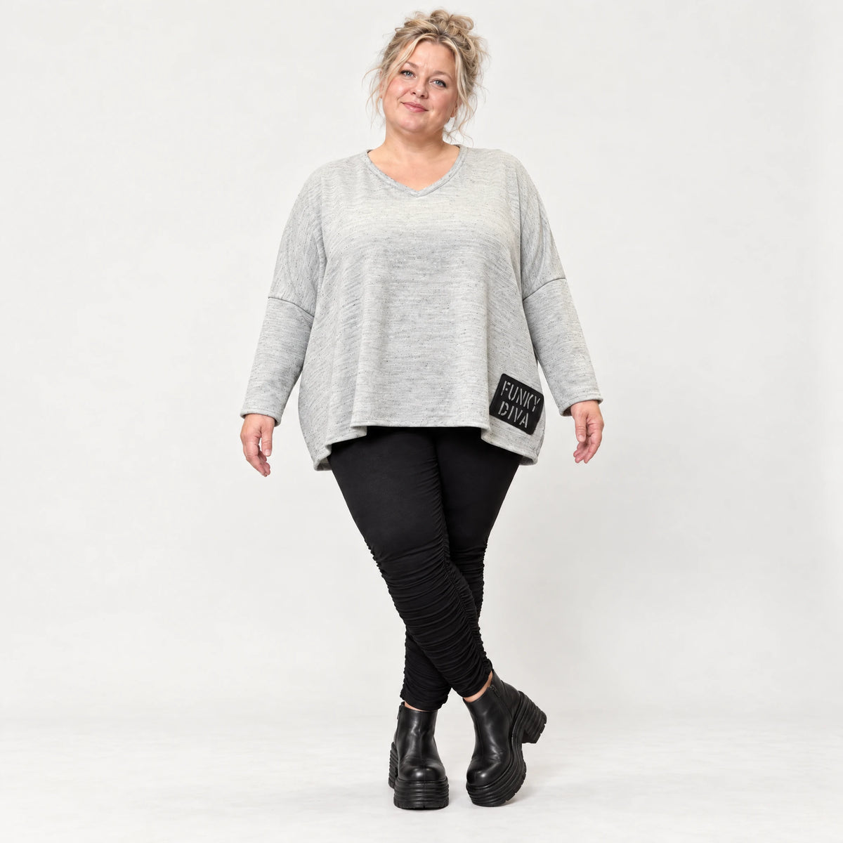 Feinstrickshirt in Grau/Schwarz meliert mit V-Ausschnitt und lässig kastiger Silhouette