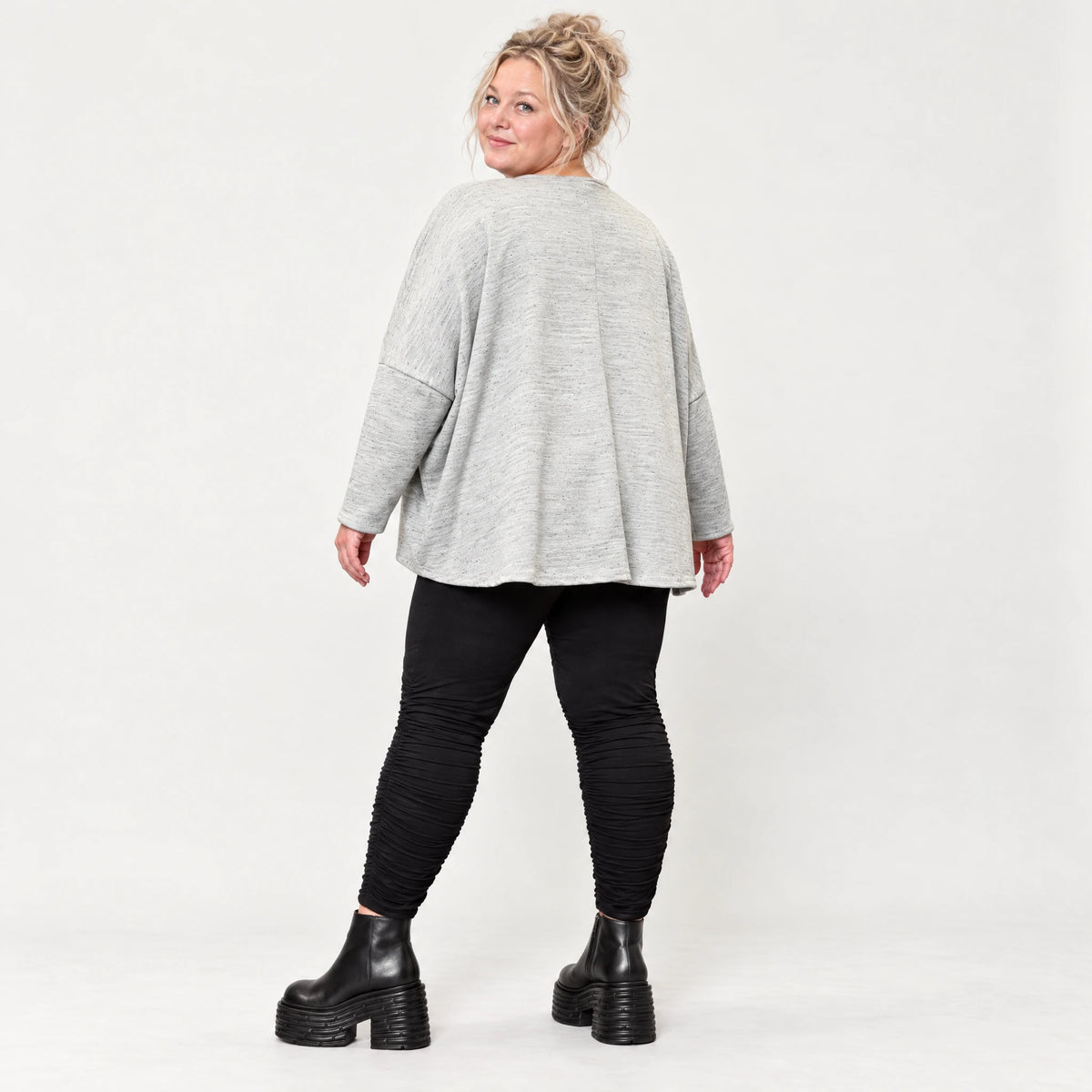 Feinstrickshirt in Grau/Schwarz meliert mit V-Ausschnitt und lässig kastiger Silhouette