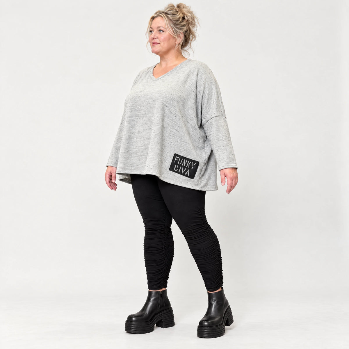 Feinstrickshirt in Grau/Schwarz meliert mit V-Ausschnitt und lässig kastiger Silhouette