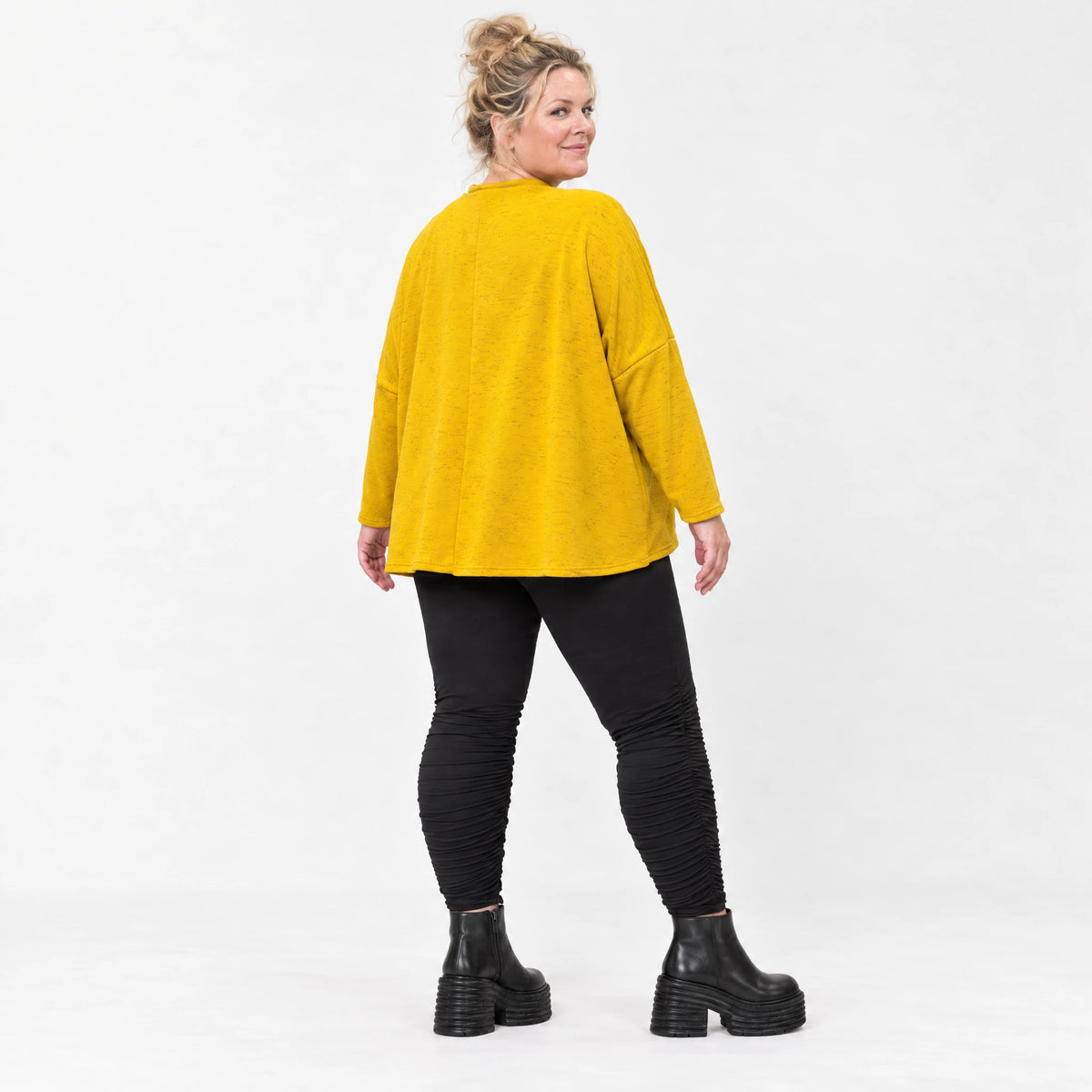 Kastiges Langarmshirt aus flauschigem Feinstrick in leuchtendem Gelb mit V-Ausschnitt